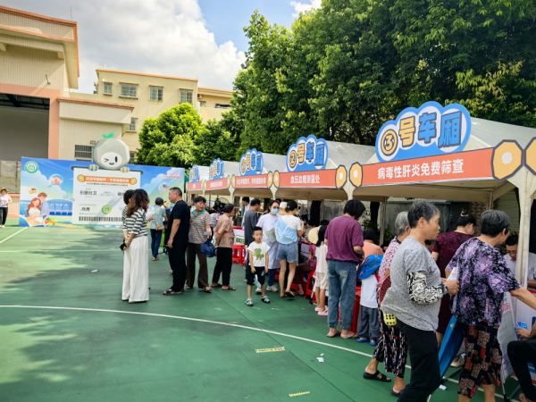 广盛配资 “石壁健康快车”预防出生缺陷主题专列 满载关爱驶入番禺区石壁街韦涌村